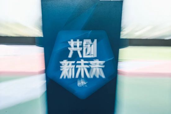 学业卓著、体育万能的高中生鹤木尚（中岛健人 饰）是黉舍内一顶一的红人，更是无数女孩倾倒热恋的王子殿下。在他的倾慕者中，有一个稍显特别的女孩，那就是系出名门的娇贵年夜蜜斯折山喷鼻琳（平祐奈 饰）。偶尔的机缘，让喷鼻琳迷上了光华精明的鹤木先辈，在心里的最深处，她早已将对方视为非此不嫁的另外一半。这一日，喷鼻琳从父亲（高岛政宏 饰）口入耳到一个令她震动的动静，那就是在16岁这一年，她将和父亲选定的乘龙快婿步进婚礼殿堂。本来筹算抵死谢绝的喷鼻琳，很快就发现本来婚约对象竟然恰是鹤木先辈，这可真是喜出看外的年夜功德。只是，所谓的命运之恋，并不是想象般浪漫而甜美。本片按照水波风南的同名漫画改编……